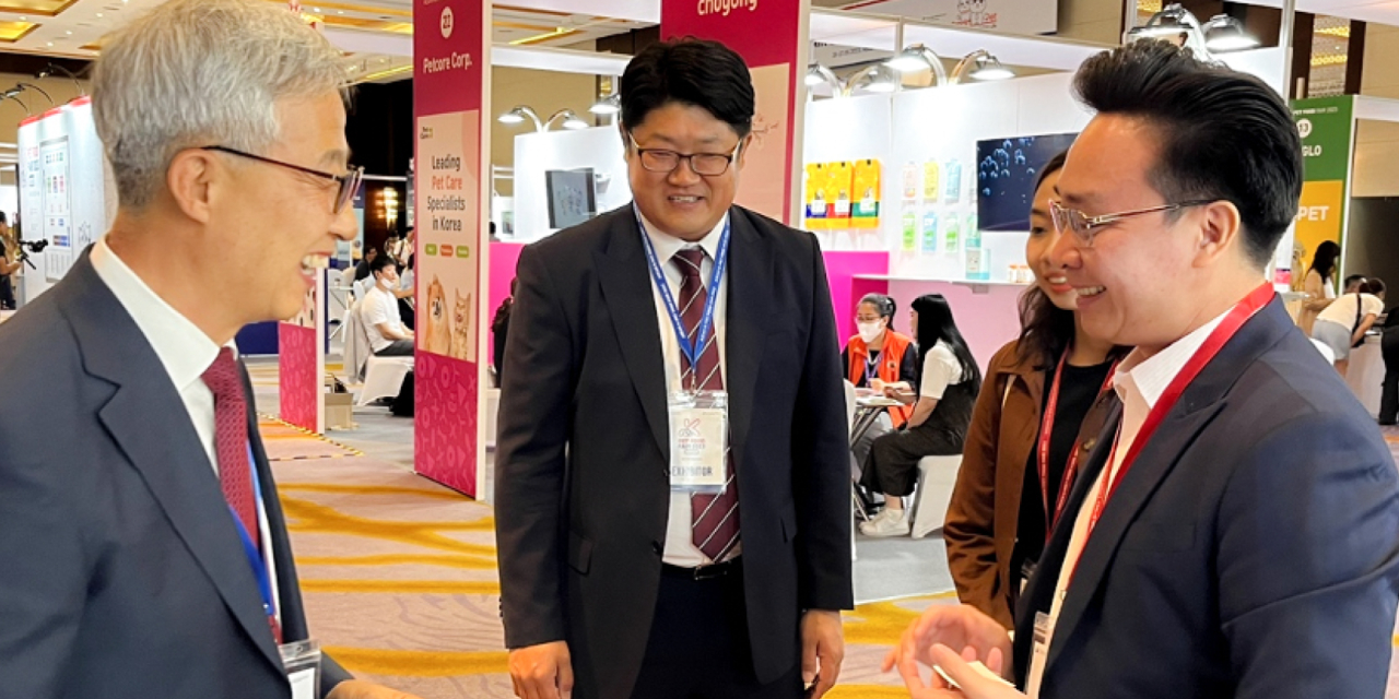 Natural Core representative welcomes Pet Prince at K-Pet Food Fair 2023